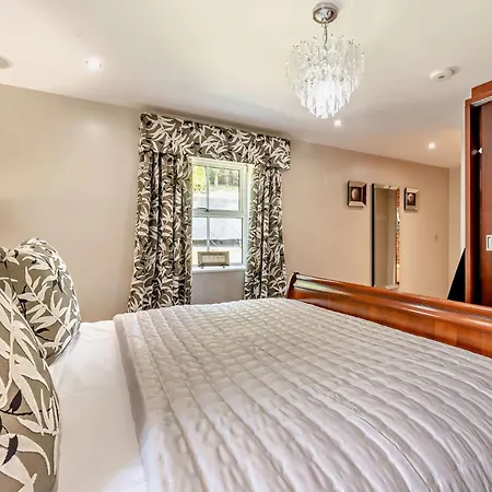 5 Bed In Otley Oc-95414 *