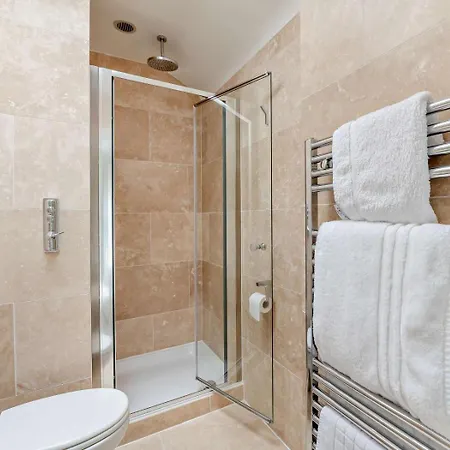 5 Bed In Otley Oc-95414 *